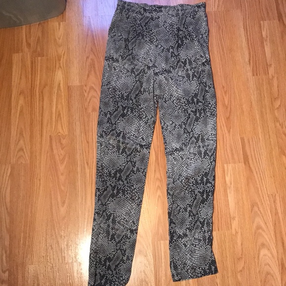 💕2/$20💕Babaton 100% Silk Snakeskin Print Pant - Picture 8 of 12